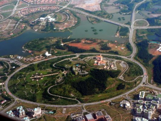 Top 9 Strange Streets In The World