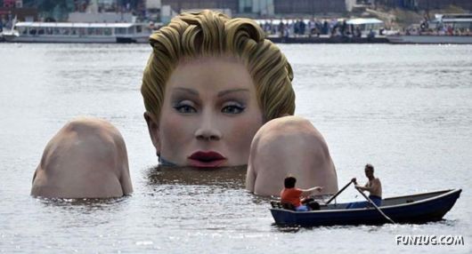 Enormous Sculpture 'The Bather' in Hamburg