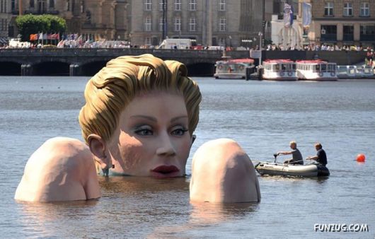 Enormous Sculpture 'The Bather' in Hamburg