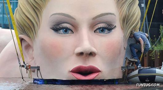 Enormous Sculpture 'The Bather' in Hamburg