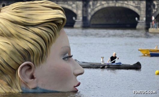 Enormous Sculpture 'The Bather' in Hamburg