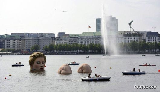 Enormous Sculpture 'The Bather' in Hamburg