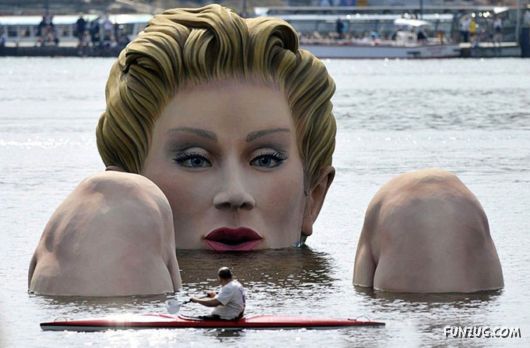 Enormous Sculpture 'The Bather' in Hamburg
