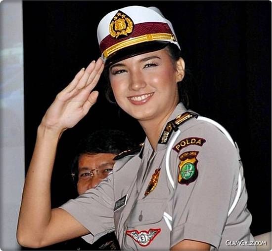 Beautiful Military Women Around the World