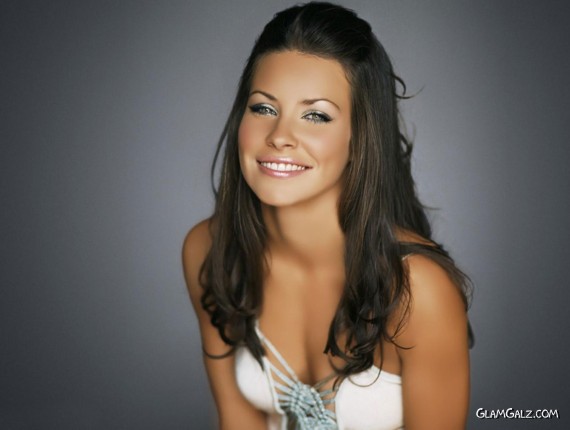 Click to Enlarge - Truly Gorgeous Evangeline Lilly