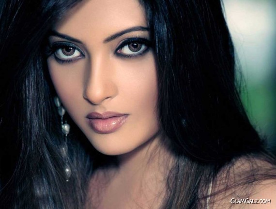 Click to Enlarge - Pretty Bollywood Beauty Riya Sen Wallpapers