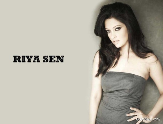 Click to Enlarge - Pretty Bollywood Beauty Riya Sen Wallpapers