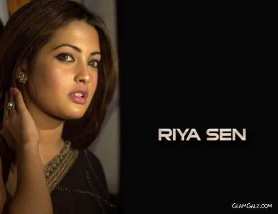 Click to Enlarge - Pretty Bollywood Beauty Riya Sen Wallpapers