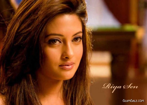 Click to Enlarge - Pretty Bollywood Beauty Riya Sen Wallpapers