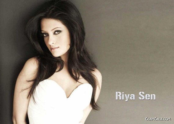Click to Enlarge - Pretty Bollywood Beauty Riya Sen Wallpapers