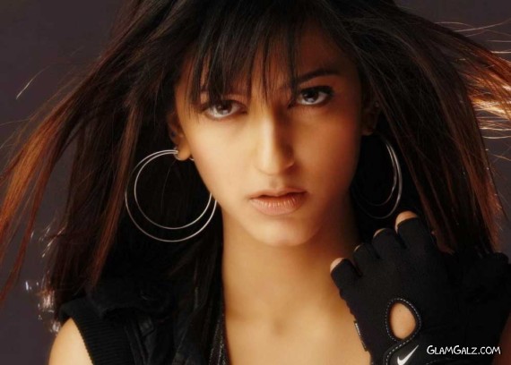 Click to Enlarge - Spicy Shruti Hassan Wallpapers