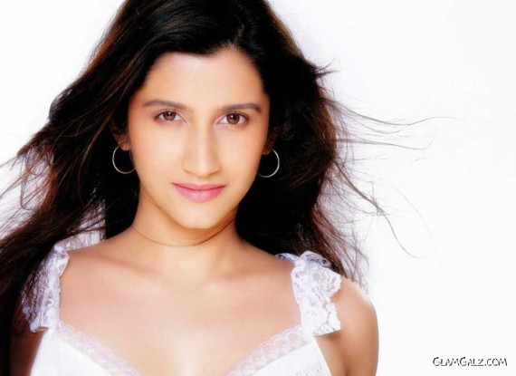 Click to Enlarge - Lovely Smiley Suri Wallpapers