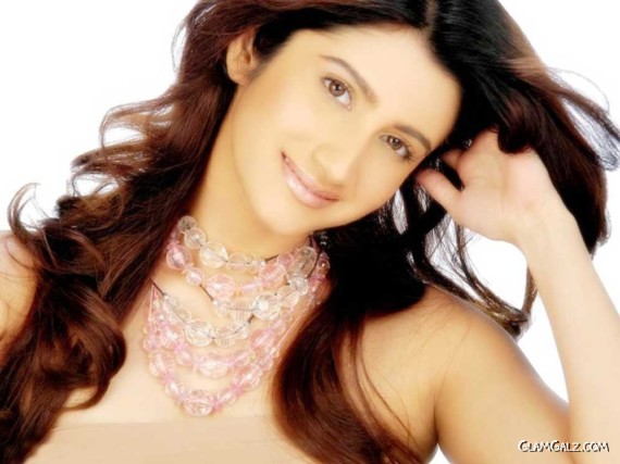 Click to Enlarge - Lovely Smiley Suri Wallpapers